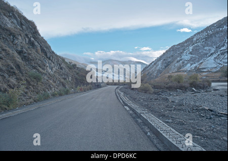 Chinas Tibet Autobahn Schnee unter dem Auto Hintergrund Stockfoto