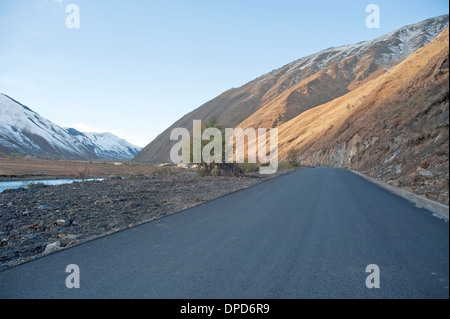 Chinas Tibet Autobahn Schnee unter dem Auto Hintergrund Stockfoto