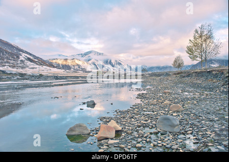 Chinas Tibet Autobahn Schnee unter dem Auto Hintergrund Stockfoto