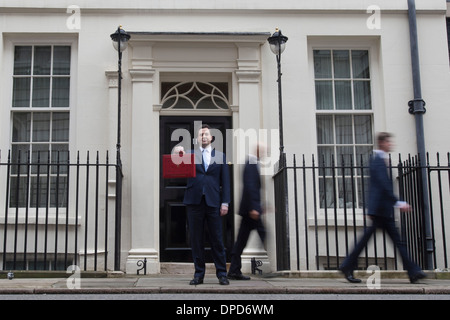 Großbritanniens Kanzler des Excheguer (Finanzminister) George Osborne hält empor seine rote Versand-Box, wie er seine aufhört Stockfoto