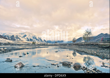 Chinas Tibet Autobahn Schnee unter dem Auto Hintergrund Stockfoto