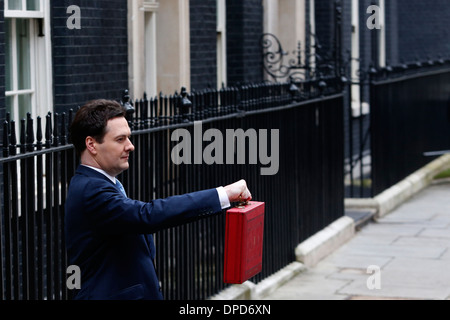 Großbritanniens Kanzler des Excheguer (Finanzminister) George Osborne hält empor seine rote Versand-Box, wie er seine aufhört Stockfoto