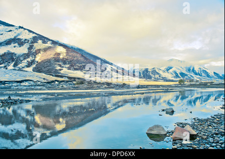 Chinas Tibet Autobahn Schnee unter dem Auto Hintergrund Stockfoto