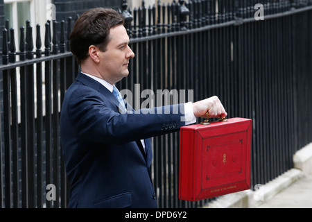 Großbritanniens Kanzler des Excheguer (Finanzminister) George Osborne hält empor seine rote Versand-Box, wie er seine aufhört Stockfoto