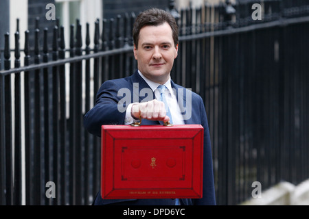 Großbritanniens Kanzler des Excheguer (Finanzminister) George Osborne hält empor seine rote Versand-Box, wie er seine aufhört Stockfoto