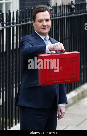 Großbritanniens Kanzler des Excheguer (Finanzminister) George Osborne hält empor seine rote Versand-Box, wie er seine aufhört Stockfoto