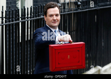 Großbritanniens Kanzler des Excheguer (Finanzminister) George Osborne hält empor seine rote Versand-Box, wie er seine aufhört Stockfoto