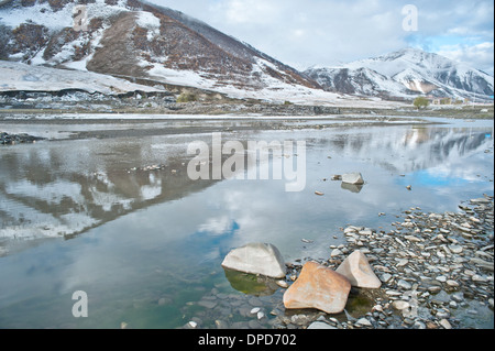 Chinas Tibet Autobahn Schnee unter dem Auto Hintergrund Stockfoto