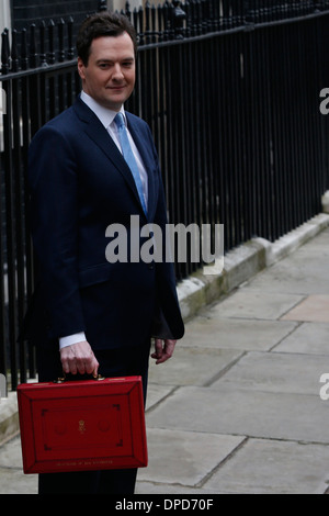 Großbritanniens Kanzler des Excheguer (Finanzminister) George Osborne hält empor seine rote Versand-Box, wie er seine aufhört Stockfoto