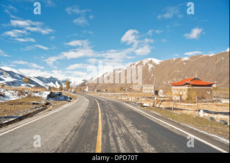 Chinas Tibet Autobahn Schnee unter dem Auto Hintergrund Stockfoto