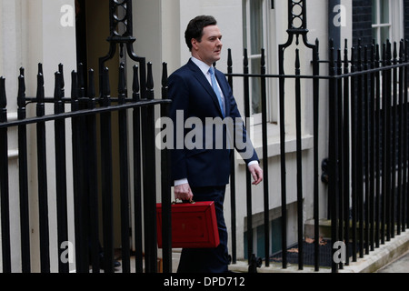 Großbritanniens Kanzler des Excheguer (Finanzminister) George Osborne hält empor seine rote Versand-Box, wie er seine aufhört Stockfoto