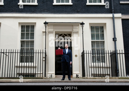 Großbritanniens Kanzler des Excheguer (Finanzminister) George Osborne hält empor seine rote Versand-Box, wie er seine aufhört Stockfoto