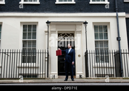 Großbritanniens Kanzler des Excheguer (Finanzminister) George Osborne hält empor seine rote Versand-Box, wie er seine aufhört Stockfoto