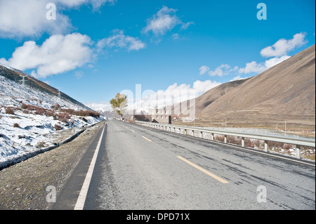 Chinas Tibet Autobahn Schnee unter dem Auto Hintergrund Stockfoto