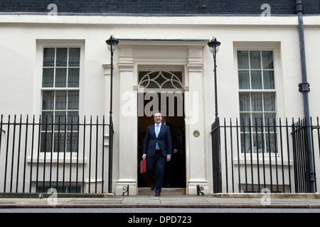 Großbritanniens Kanzler des Excheguer (Finanzminister) George Osborne hält empor seine rote Versand-Box, wie er seine aufhört Stockfoto