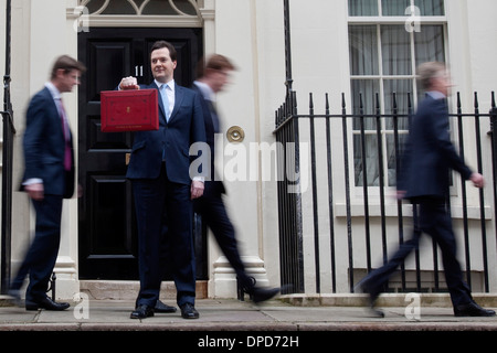 Großbritanniens Kanzler des Excheguer (Finanzminister) George Osborne hält empor seine rote Versand-Box, wie er seine aufhört Stockfoto