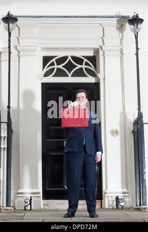 Großbritanniens Kanzler des Excheguer (Finanzminister) George Osborne hält empor seine rote Versand-Box, wie er seine aufhört Stockfoto