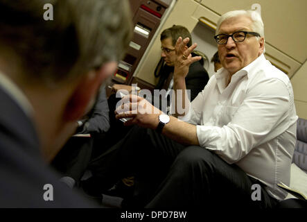 Tel Aviv, Paris, Frankreich. 12. Januar 2014. Der deutsche Außenminister Frank-Walter Steinmeier (SPD, C) Gespräche mit Journalisten während des Fluges von Paris nach Tel Aviv, Paris, Frankreich, 12. Januar 2014. Steinmeier reist nach Israel zur Teilnahme an der Trauerzeremonie für ehemalige Premierminister von Israel Ariel Sharon am 13. Januar 2014 und diplomatische Gespräche. Foto: Daniel Naupold/Dpa/Alamy Live News Stockfoto