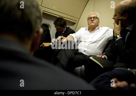 Tel Aviv, Paris, Frankreich. 12. Januar 2014. Der deutsche Außenminister Frank-Walter Steinmeier (SPD, C) Gespräche mit Journalisten während des Fluges von Paris nach Tel Aviv, Paris, Frankreich, 12. Januar 2014. Steinmeier reist nach Israel zur Teilnahme an der Trauerzeremonie für ehemalige Premierminister von Israel Ariel Sharon am 13. Januar 2014 und diplomatische Gespräche. Foto: Daniel Naupold/Dpa/Alamy Live News Stockfoto