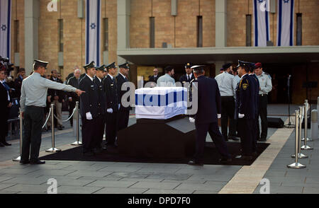 Jerusalem, Israel. 13. Januar 2014. Israelische Soldaten stehen vor den Sarg von Ariel Sharon vor dem israelischen Parlament Knesset zu Beginn der nationalen Trauer-Zeremonie in Jerusalem, Israel, 13. Januar 2014. Foto: Daniel Naupold/Dpa/Alamy Live News Stockfoto