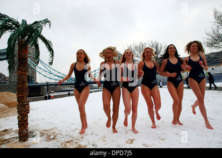 Modelle in Badeanzügen Poss für Fotografen bei einem Fototermin für Hilton Hotels vor der Tower Bridge Stockfoto