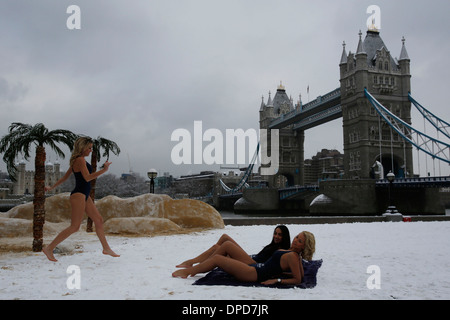 Modelle in Badeanzügen Poss für Fotografen bei einem Fototermin für Hilton Hotels vor der Tower Bridge Stockfoto