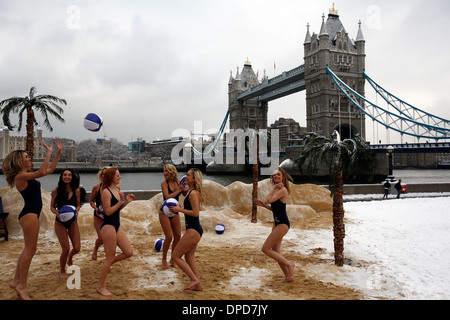 Modelle in Badeanzügen Poss für Fotografen bei einem Fototermin für Hilton Hotels vor der Tower Bridge Stockfoto