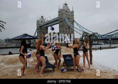 Modelle in Badeanzügen Poss für Fotografen bei einem Fototermin für Hilton Hotels vor der Tower Bridge Stockfoto