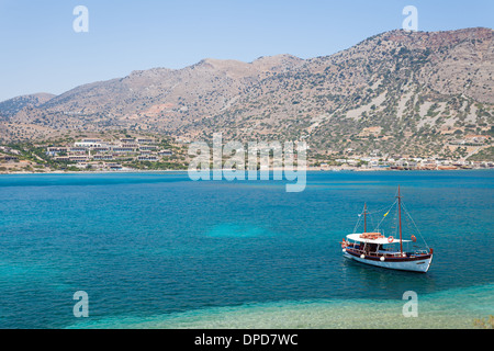 Boot vor Anker auf dem blauen und sauberen Wasser der Insel Kreta, Griechenland Stockfoto