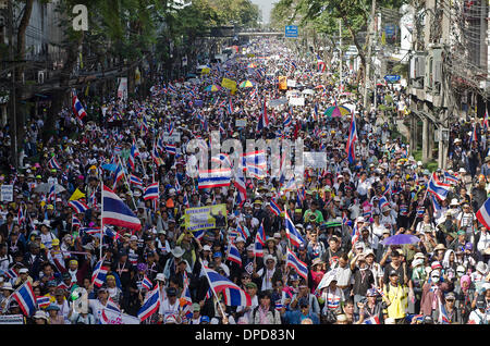 Bangkok, Thailand.13th Januar 2014.Anti-Regierungs-Demonstranten marschieren Trog die Straßen von Bangkok.Tens von Tausenden von thailändischen Opposition Demonstranten besetzten Hauptstraßen im Zentrum von Bangkok am Montag in einem versuchten "Herunterfahren" des Kapitals, die Regierung von Yingluck Shinawatra zu verdrängen. Stockfoto