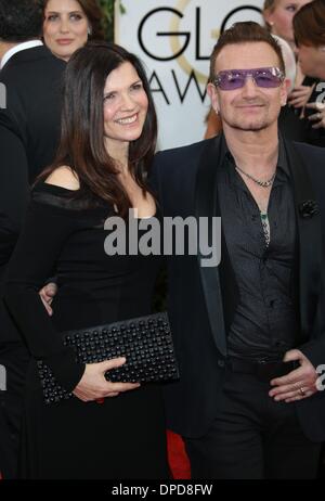 Los Angeles, USA. 12. Januar 2014. Bono und Frau Ali Hewson teilnehmen 71st Annual Golden Globe Awards aka Golden Globes im Hotel Beverly Hilton in Los Angeles, USA, am 12. Januar 2014. Foto: Hubert Boesl/Dpa/Alamy Live News Stockfoto