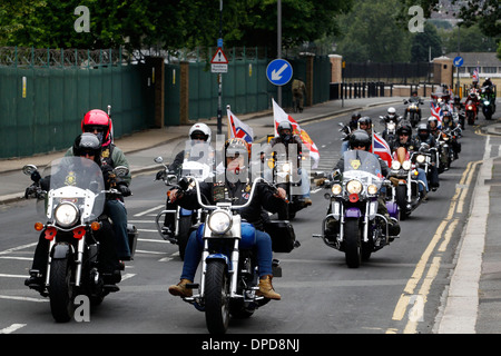 Nachrichten und Links zu Ehren während einer Schweigeminute zum Gedenken an Soldaten Lee Rigby an die Royal Artillery Barracks in Woolwich Blumen Stockfoto