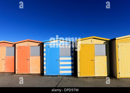 Bunte hölzerne Strand Hütten an der Promenade, Seaford Town, East Sussex, England, UK Stockfoto