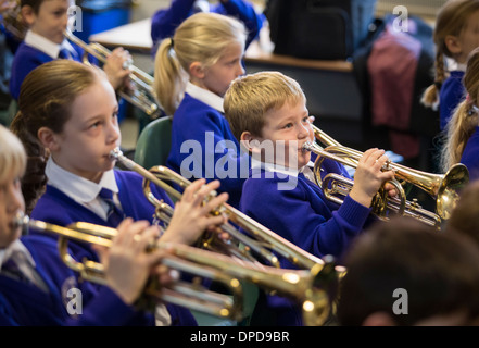 Eine Trompete Unterricht an einer Grundschule in Großbritannien Stockfoto