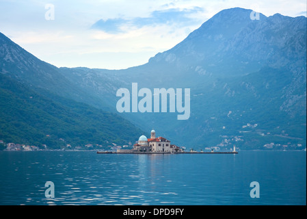 Insel Our Lady of the Rocks mit Kirche. Bucht von Kotor Stockfoto