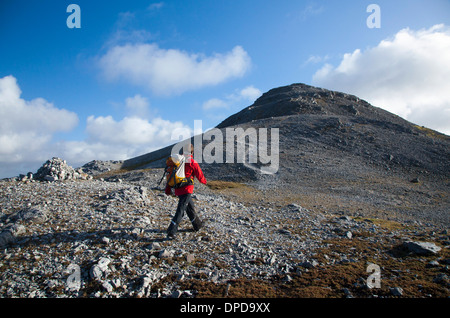 Walker auf der nordwestlichen Schulter Benbaun, Twelve Bens, Connemara, County Galway, Irland. Stockfoto