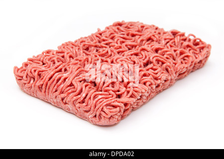 Block von Hackfleisch Rind (500g) isoliert auf einem weißen Studio-Hintergrund. Stockfoto