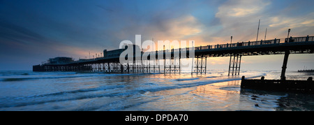 Sonnenuntergang über den viktorianischen Pier, Worthing Stadt, Grafschaft West Sussex, England, UK Stockfoto