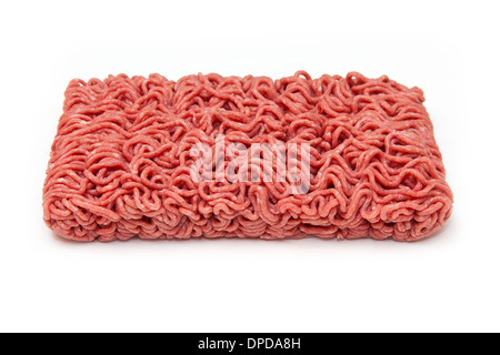 Block von Hackfleisch Rind (500g) isoliert auf einem weißen Studio-Hintergrund. Stockfoto