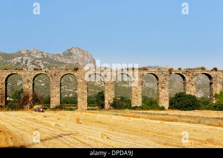 Türkei, Serik, antike Stadt Aspendos, Aquädukt und Stoppeln Feld Stockfoto