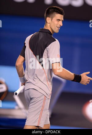 Melbourne, Australien. 13. Januar 2014. Serbiens Novak Djokovic reagiert in seiner Männer-Einzel-Match gegen die Slowakei Lukas Lacko während der ersten Runde der Australian Open 2014-Tennisturnier in Melbourne am 13. Januar 2014. Djokovic gewann das Spiel mit 3: 0. Bildnachweis: Li Jundong/Xinhua/Alamy Live-Nachrichten Stockfoto