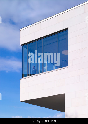 Mann am Fenster im Verwaltungsgebäude, Brandeis University, Waltham, Boston, Massachusetts. Stockfoto