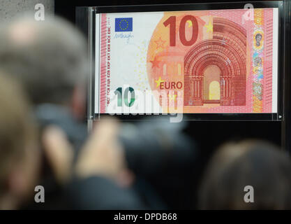 Frankfurt Main, Deutschland. 13. Januar 2014. Die neue 10-Euro-Banknote wird in der Zentrale der Europäischen Zentralbank EZB in Frankfurt Main, Deutschland, 13. Januar 2014 vorgestellt. Die neuen Banknoten werden am 23. September 2014 geäußert werden. Foto: Arne Dedert/Dpa/Alamy Live-Nachrichten Stockfoto