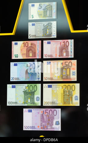 Frankfurt Main, Deutschland. 13. Januar 2014. Verschiedenen Euro-Banknoten sind in der Zentrale der Europäischen Zentralbank EZB in Frankfurt Main, Deutschland, 13. Januar 2014 vorgestellt. Die neue 10-Euro-Banknote wird am 23. September 2014 geäußert werden. Foto: Arne Dedert/Dpa/Alamy Live-Nachrichten Stockfoto