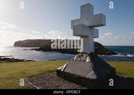 Die Thousla Cross und die Aussicht über den Calf Sound, Calf of Man, Isle Of Man Stockfoto