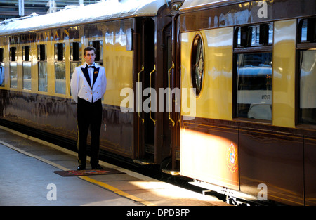 London, England, Vereinigtes Königreich. Venedig-Simplon-Orient-Express am Gleis 1 von Victoria Station Stockfoto