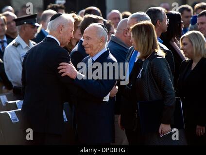 Jerusalem, Israel. 13. Januar 2014. Amerikanischen Vizepräsidenten Joe Biden (L) umarmt israelischen Präsidenten der staatlichen Shimon Peres vor dem israelischen Parlament Knesset während der Trauerfeier für ehemaligen israelischen Ministerpräsidenten Ariel Sharon in Jerusalem, Israel, 13. Januar 2014. Foto: Daniel Naupold/Dpa/Alamy Live News Stockfoto