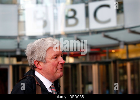 Neuer BBC-Boss Tony Hall kommt nach BBC Broadcasting House Stockfoto