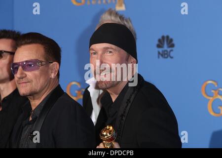 Los Angeles, Kalifornien, USA. 12. Januar 2014. (L) Bono und The Edge von U2 posieren im Presseraum der 71. Annual Golden Globe Awards aka Golden Globes im Hotel Beverly Hilton in Los Angeles, USA, auf 12. Januar 2014. Foto: Hubert Boesl/Dpa/Alamy Live News Stockfoto