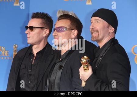 Los Angeles, Kalifornien, USA. 12. Januar 2014. Larry Mullen Jr. (l-R), posieren Bono und The Edge von U2 im Presseraum der 71. Annual Golden Globe Awards aka Golden Globes im Hotel Beverly Hilton in Los Angeles, USA, auf 12. Januar 2014. Foto: Hubert Boesl/Dpa/Alamy Live News Stockfoto